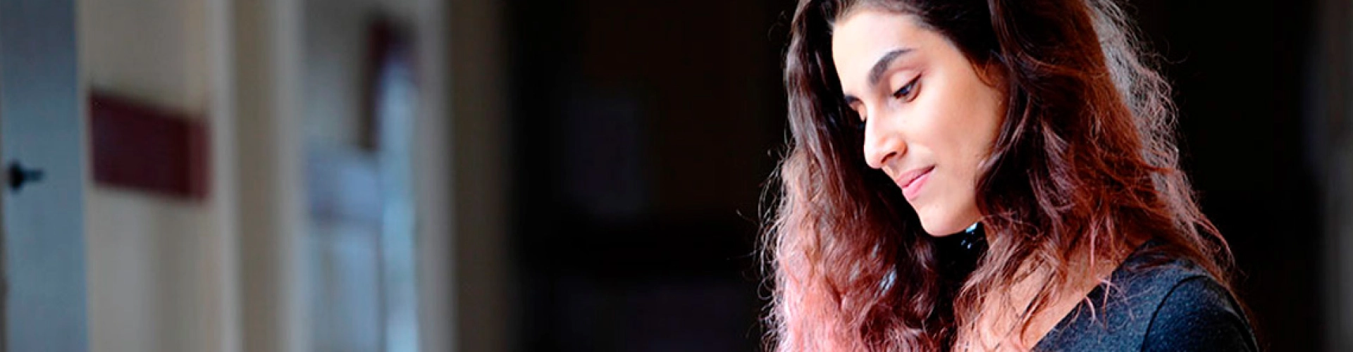 Banner CVT, mulher analisando os cursos