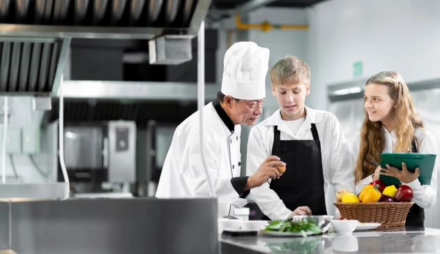 Chefe de cozinha ensinando alunos
